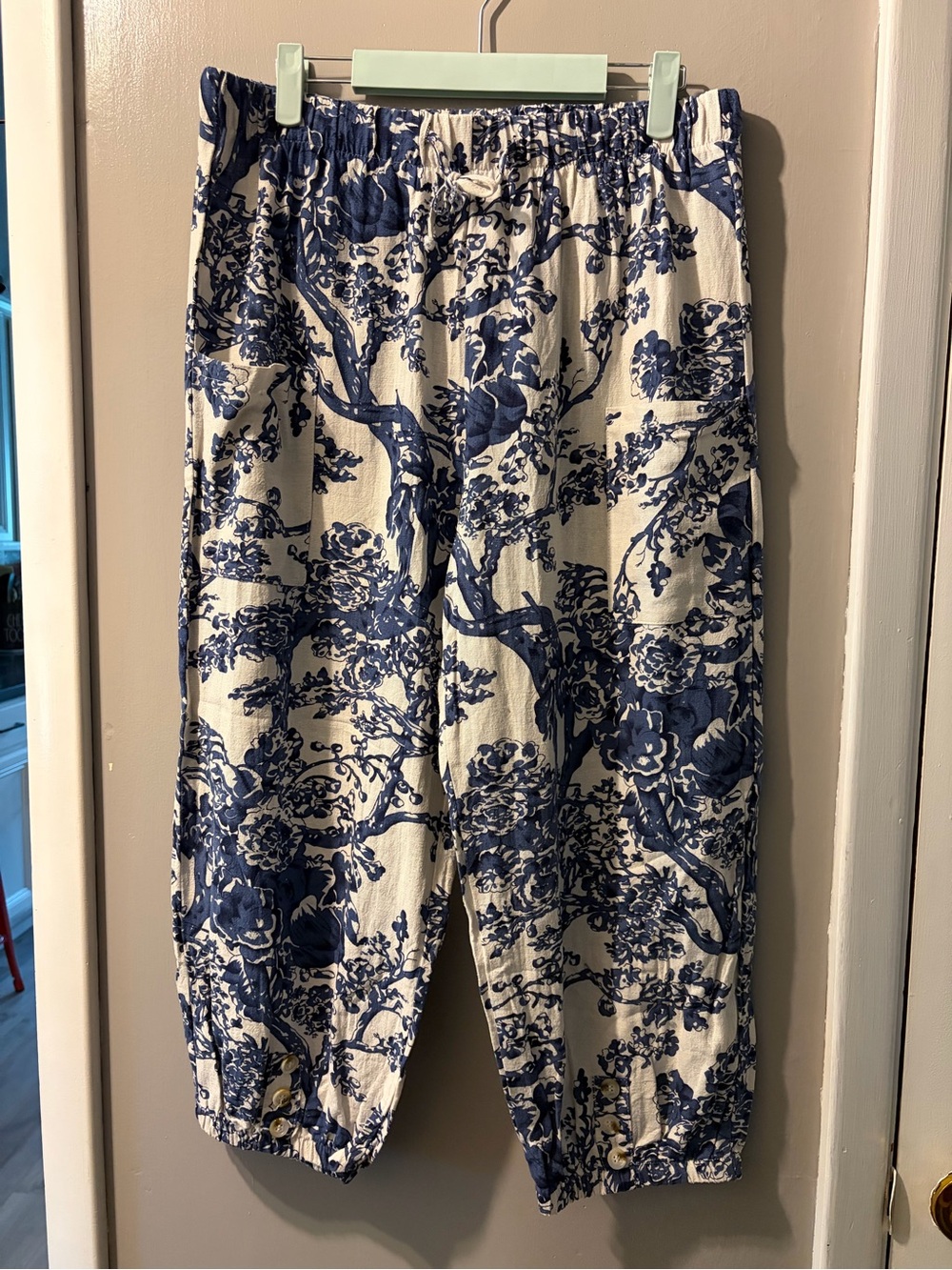 Blue and White Floral Print Elastic Waist Cropped Pants